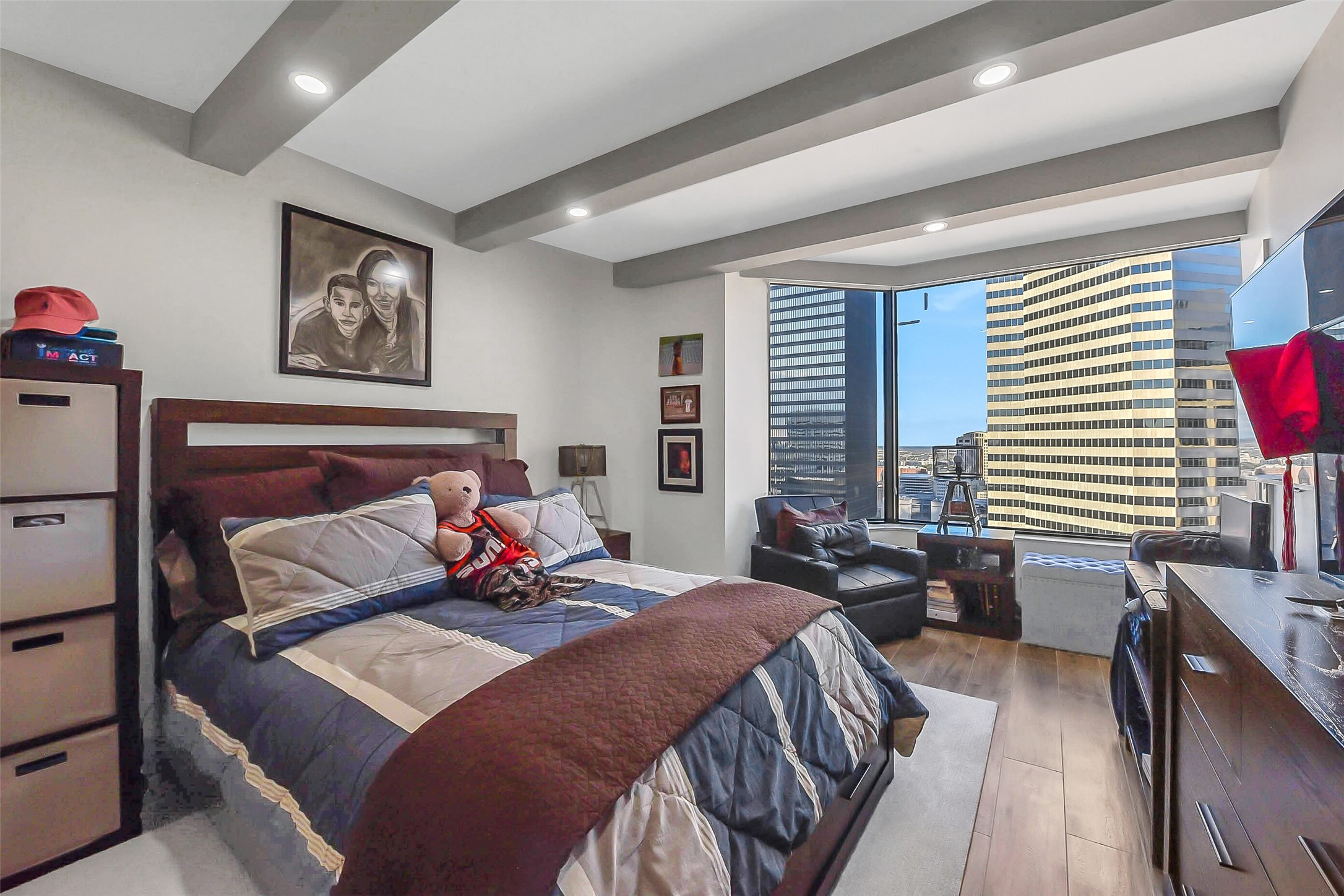 1111 Caroline Street, Unit 2903 Houston, TX 77010 - Photo 13 of 27 The secondary bedroom offers a versatile space for guests or a home office. Notable features include wide-plank wood flooring, recessed lighting, and a large window framing the dynamic Houston skyline.