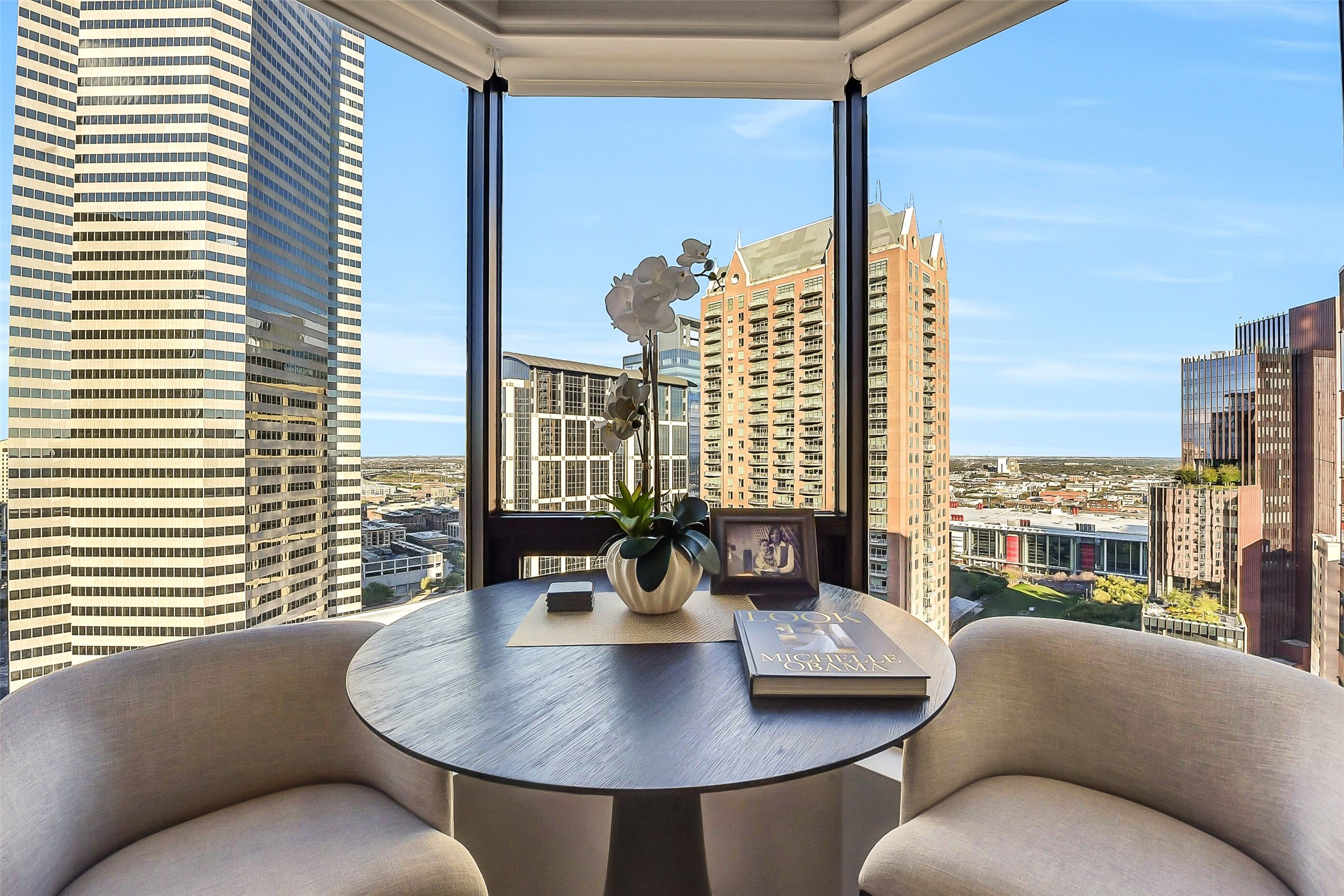 1111 Caroline Street, Unit 2903 Houston, TX 77010 - Photo 6 of 27 A closer look at the versatile nook, offering a peaceful retreat to enjoy the skyline.