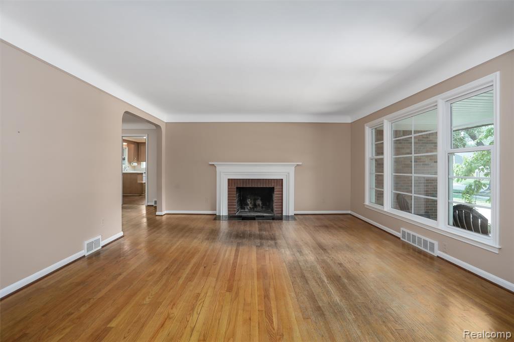 21235 River Road Grosse Pointe Woods, MI 48236 - Photo 6 of 33