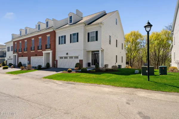 $925,000 | 40 Cambridge Way, Colonie, NY 12110