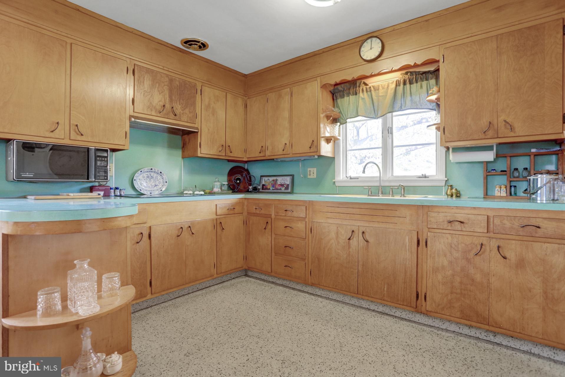 182 Golf Course Road Mohnton, PA 19540 - Photo 9 of 19 Kitchen