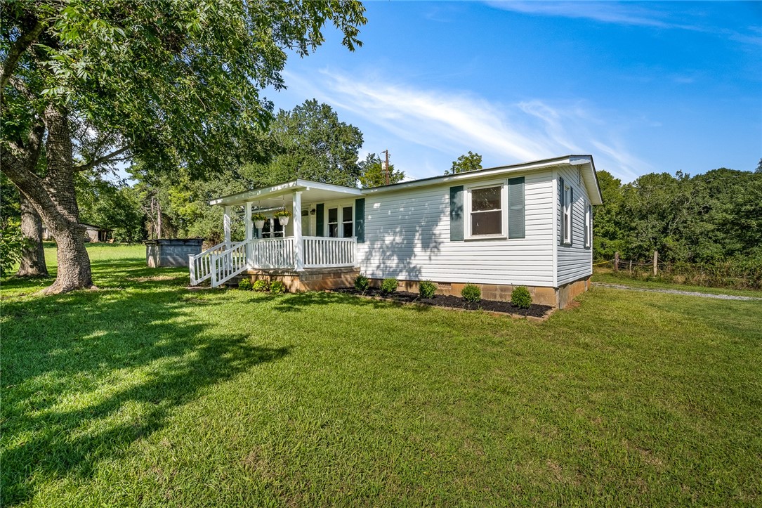 332 Hammond Road Belton, SC 29627 - Photo 3 of 26