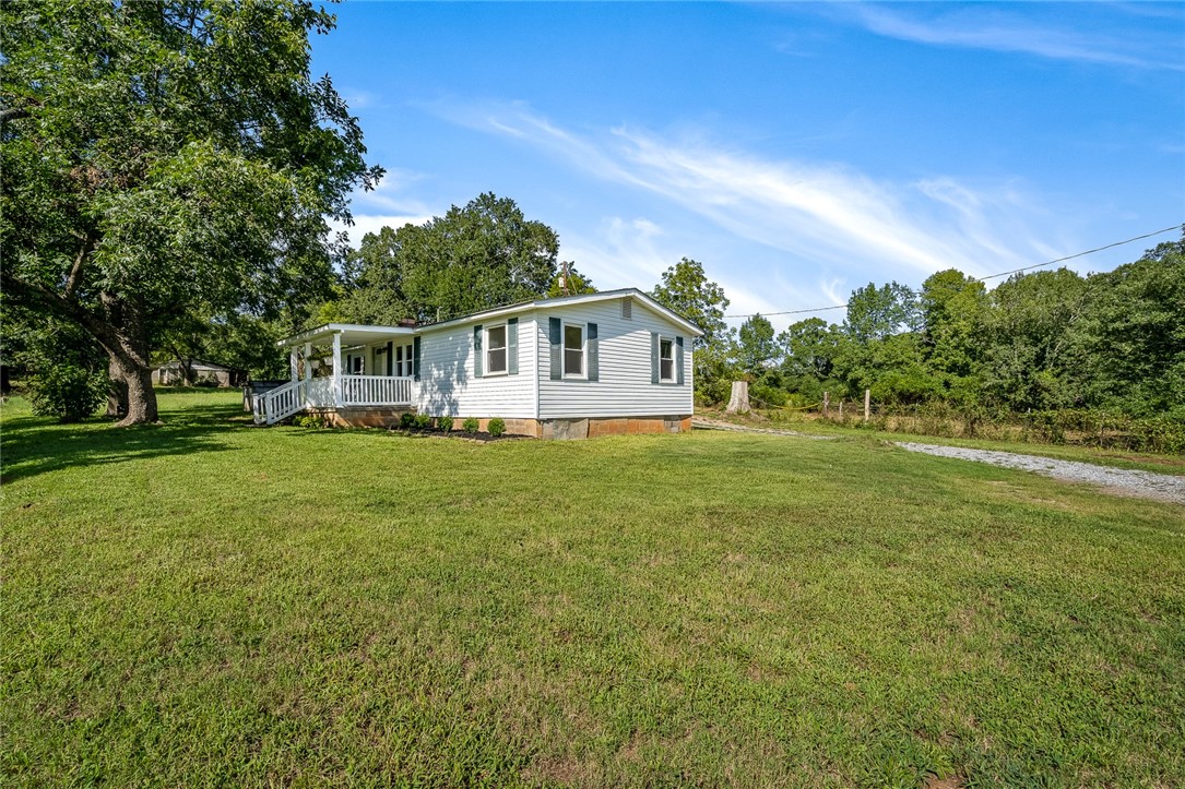 332 Hammond Road Belton, SC 29627 - Photo 4 of 26