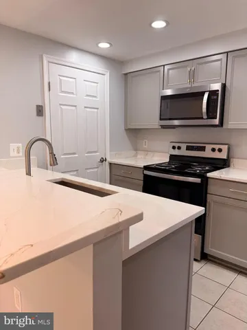 $2,300 | 4303 Pembrook Village Drive, Unit 15, Alexandria, VA 22309