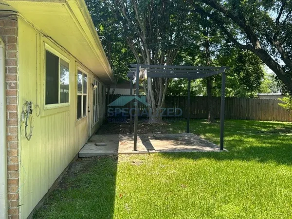 a view of a back yard