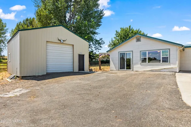 a view of a house with a yard and garage