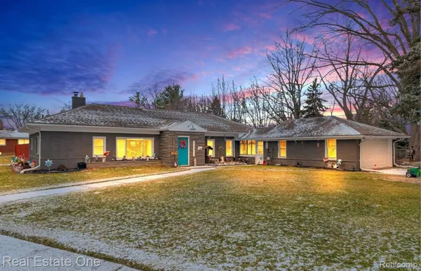 $304,500 | 16423 Admiral, Fraser, MI 48026