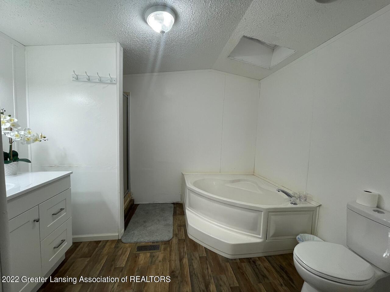 15401 Comdon Road Albion, MI 49224 - Photo 24 of 34 Master Bath