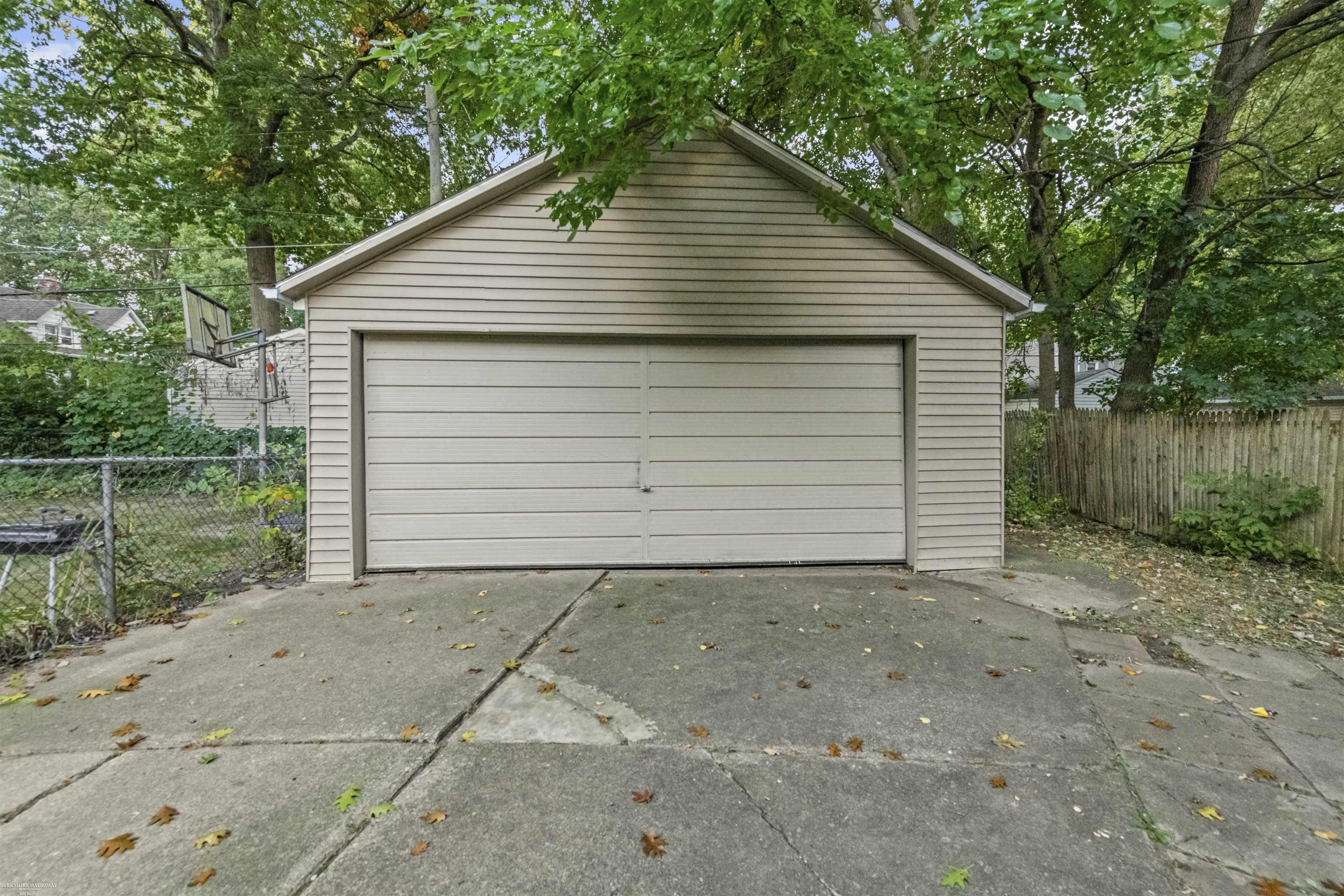 2147 Roslyn Road Grosse Pointe Woods, MI 48236 - Photo 25 of 32
