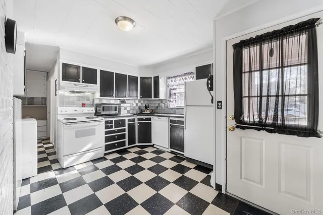 $699,000 | 111 Stirrup Lane, Levittown, NY 11756