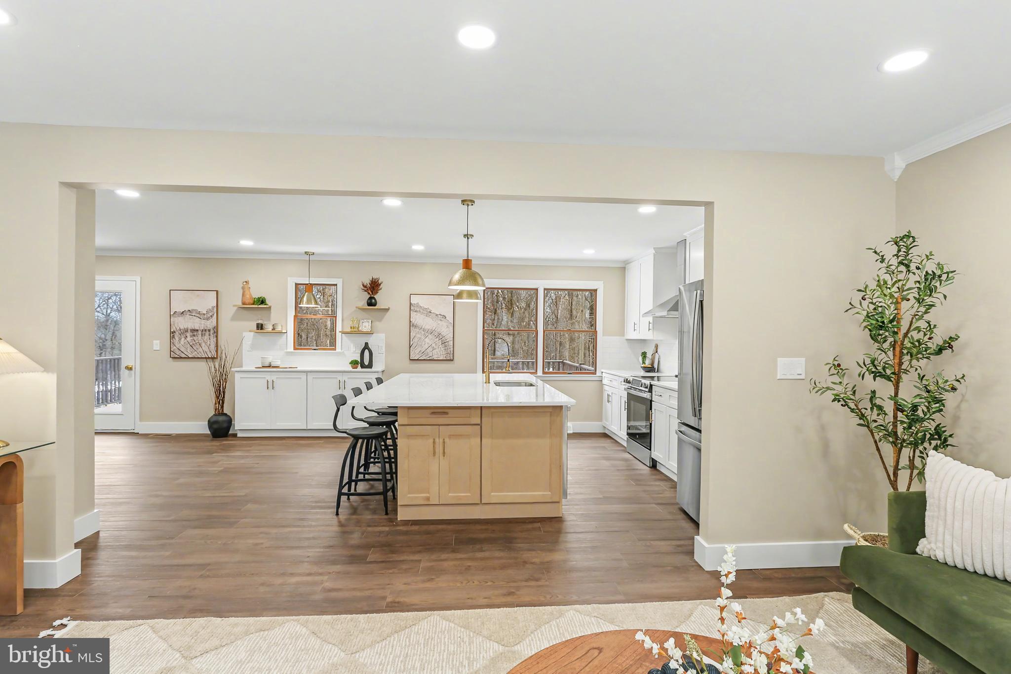 175 Timber Lane Lebanon, PA 17042 - Photo 6 of 39 a living room with furniture and a potted plant