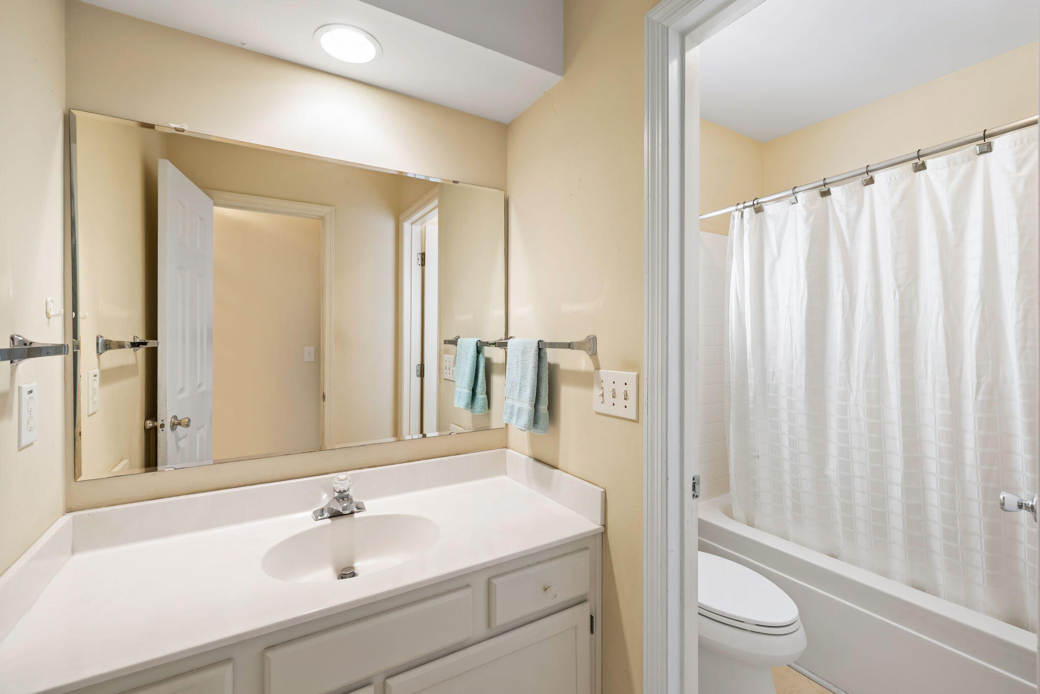 718 High Battery Circle Mount Pleasant, SC 29464 - Photo 22 of 45 Upstairs Full Bath