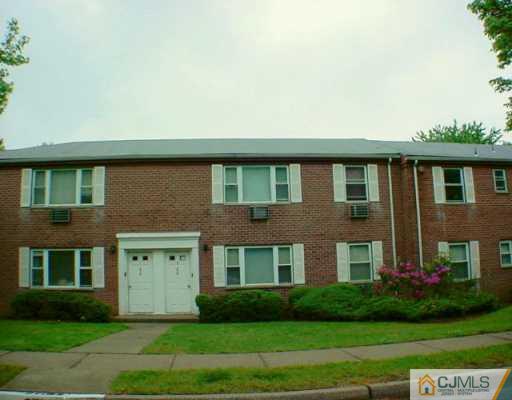 199 Evergreen Road, Unit 13B Edison, NJ 08837 - Photo 2 of 16 a front view of a house with a yard