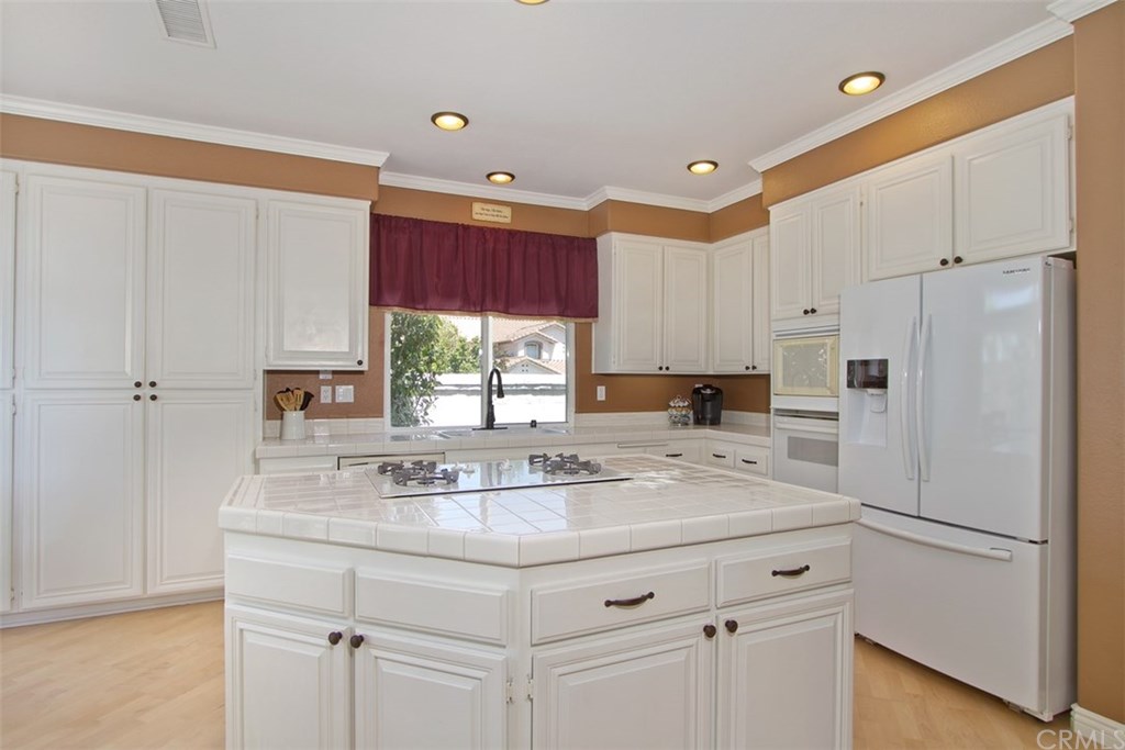 32184 Corte Daroca Temecula, CA 92592 - Photo 8 of 32