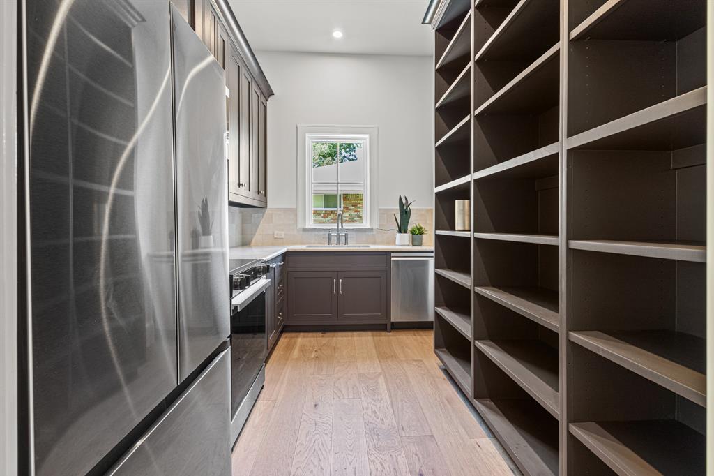 5925 Williamstown Road Dallas, TX 75230 - Photo 17 of 39 Butlers pantry.