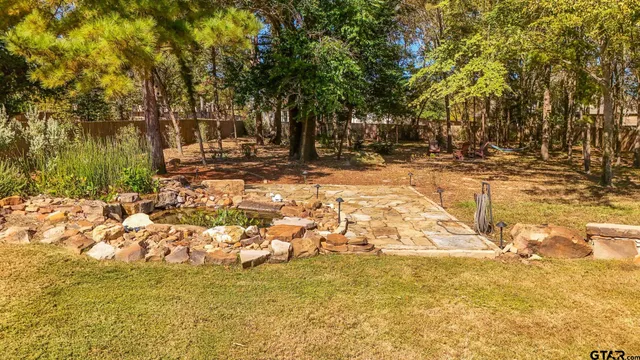 a view of yard with trees