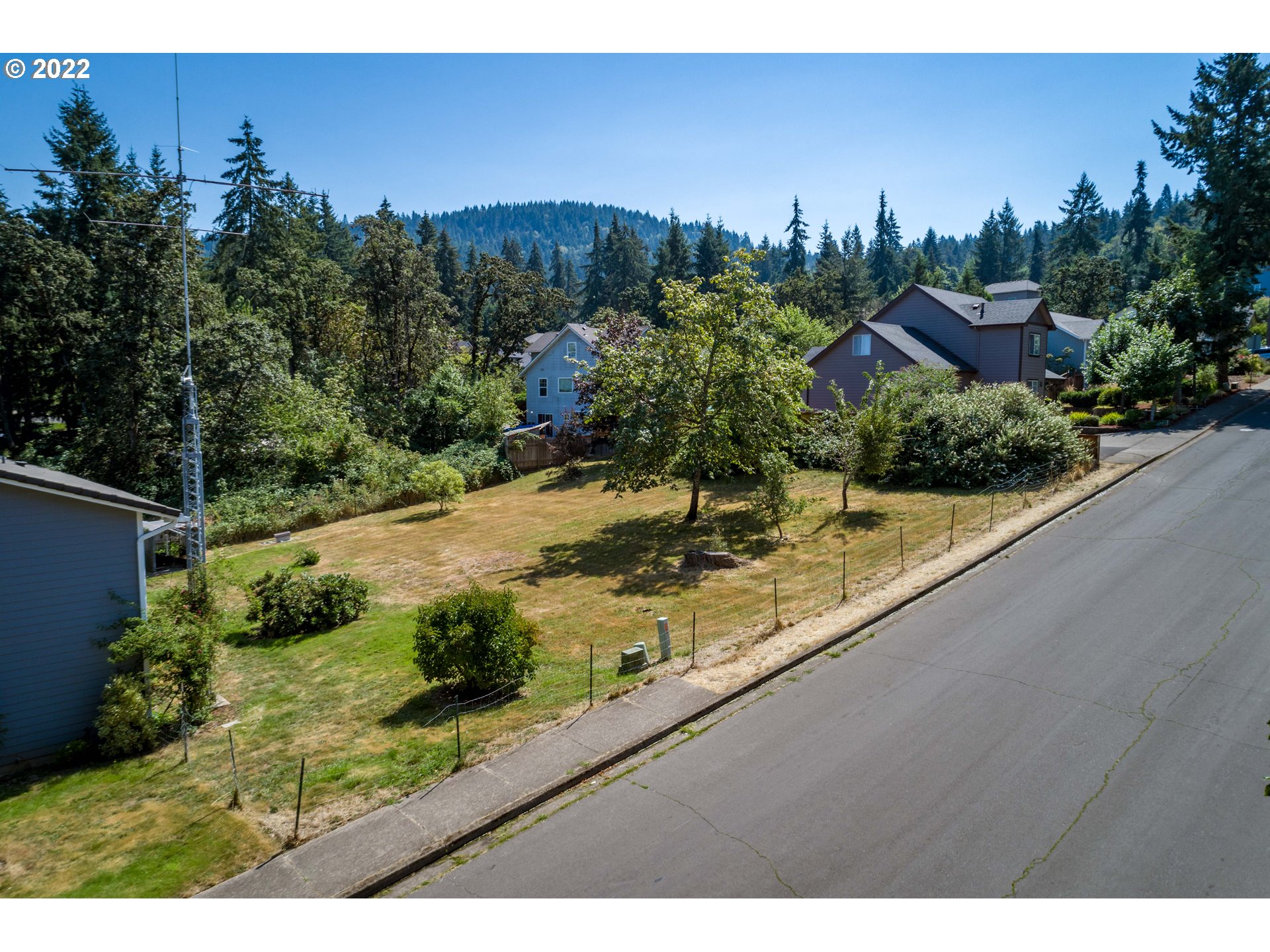 a view of a back yard