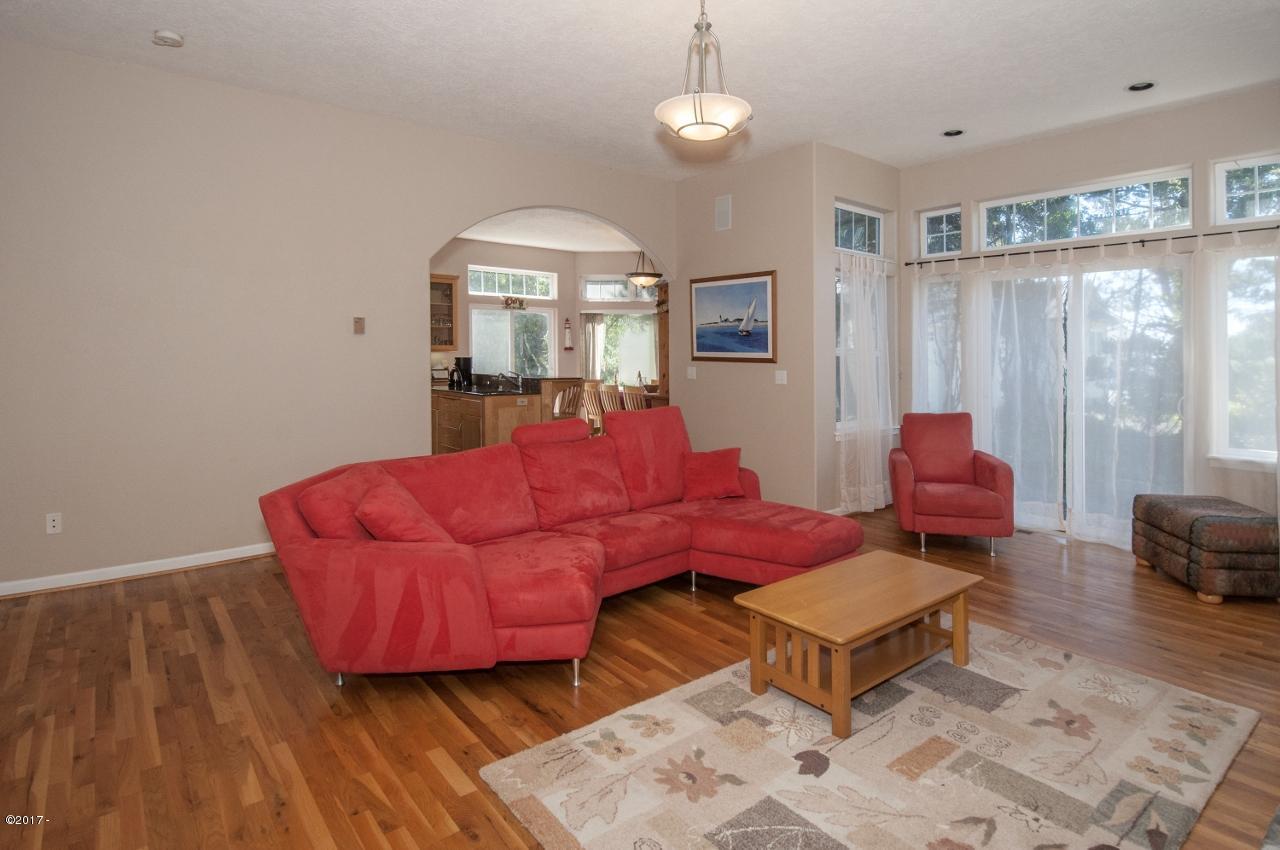 450 Edgewater Depoe Bay, OR 97341 - Photo 8 of 51 Living Room