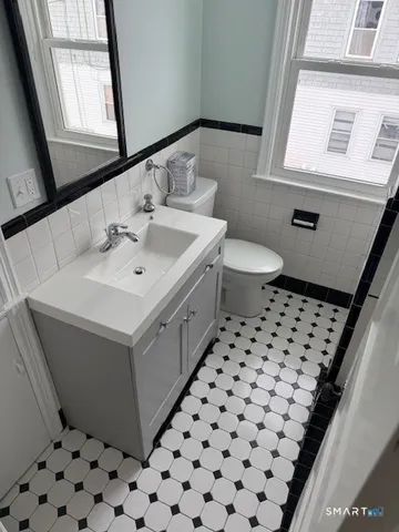 $1,975 | 264 Broad Street, Unit 2, Meriden, CT 06450