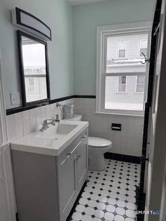 $1,975 | 264 Broad Street, Unit 2, Meriden, CT 06450
