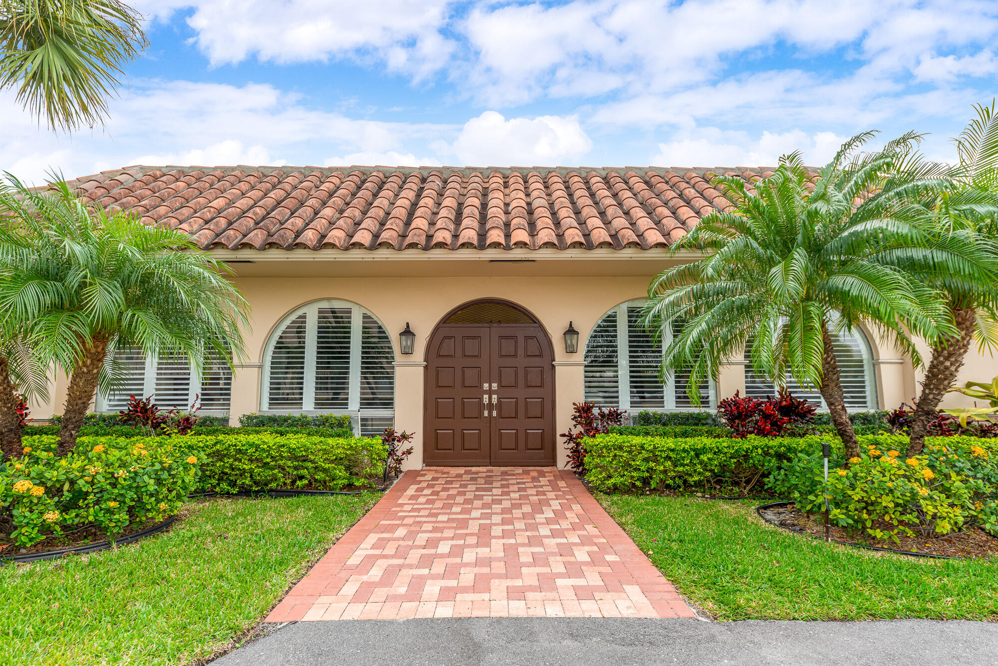 400 Northeast 20th Street, Unit D307 Boca Raton, FL 33431 - Photo 4 of 34 a front view of a house with a garden