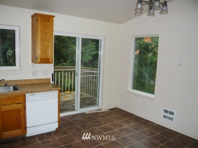 27 Spring Court Bellingham, WA 98229 - Photo 3 of 15 Gallery Image 3