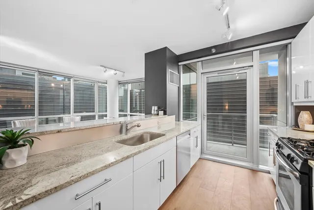 $550,000 | 125 South Green Street, Unit 806A, Chicago, IL 60607