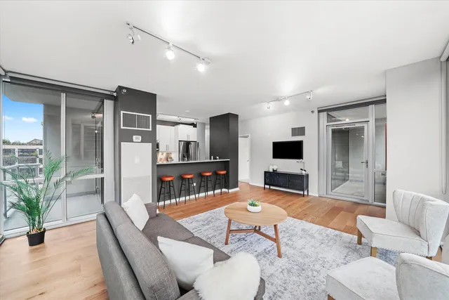 $550,000 | 125 South Green Street, Unit 806A, Chicago, IL 60607