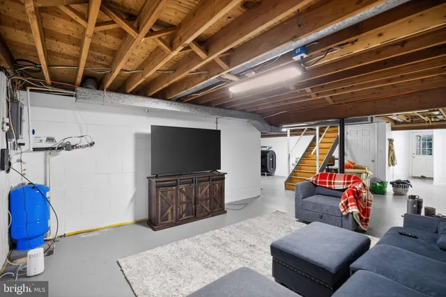 a view of a livingroom with furniture