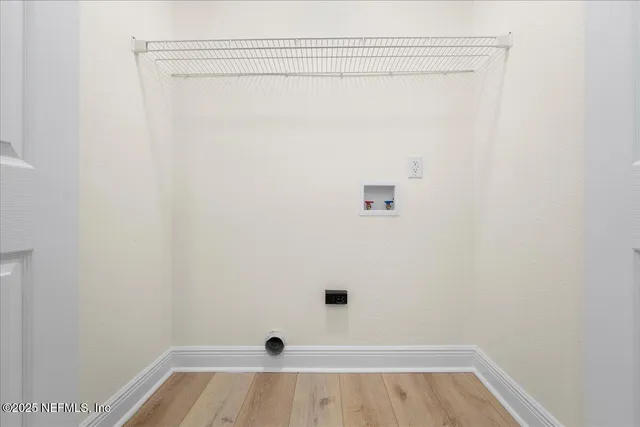 a view of a house with backyard and garden