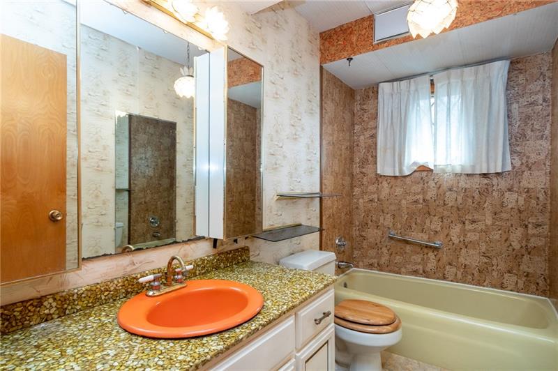 309 Stone Quarry Road Monaca, PA 15061 - Photo 9 of 12 Retro full main bath.....