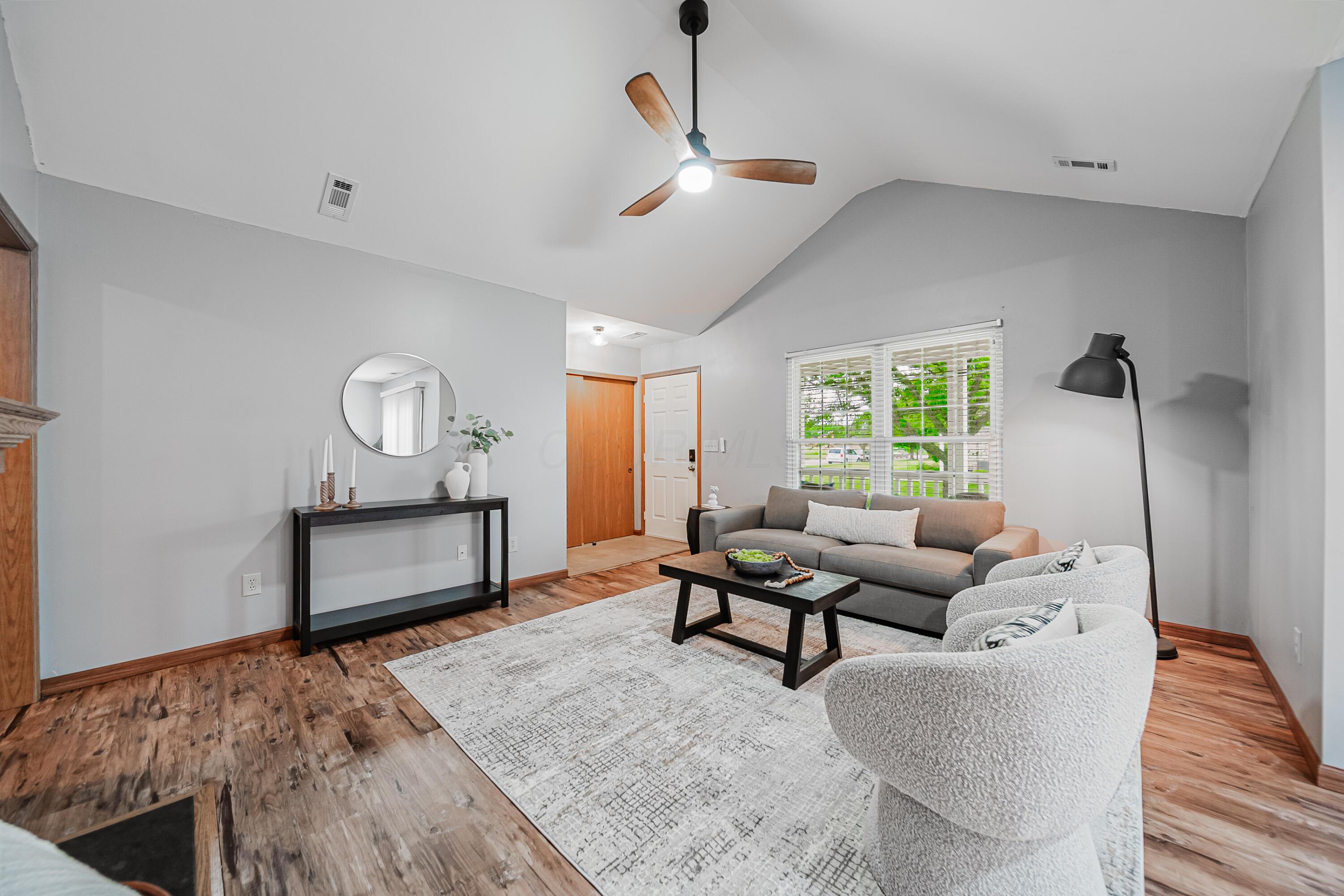 1237 Dunhurst Street Circleville, OH 43113 - Photo 11 of 39 Living Room