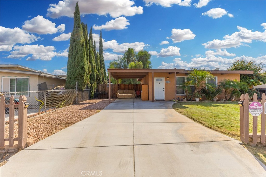 a view of a house with a backyard