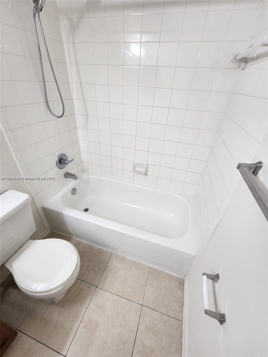 Palm Aire Pompano Beach, FL 33069 - Photo 4 of 8 a bathroom with a toilet and a bathtub