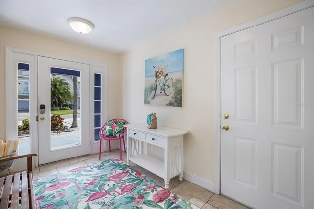 a very nice looking room with a small yard