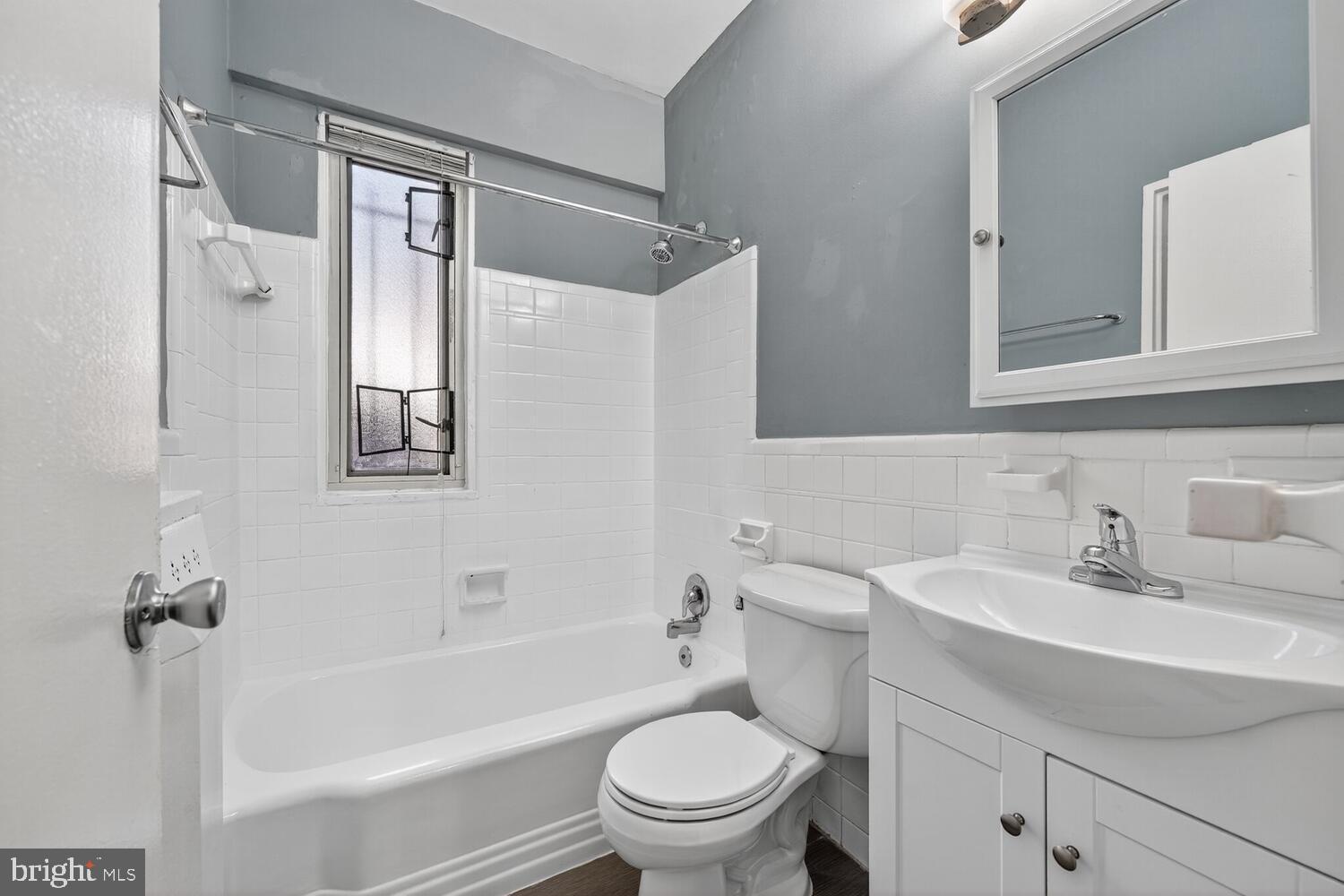 1727 Massachusetts Avenue Northwest, Unit 119 Washington, DC 20036 - Photo 12 of 16 Charming bath w/a window