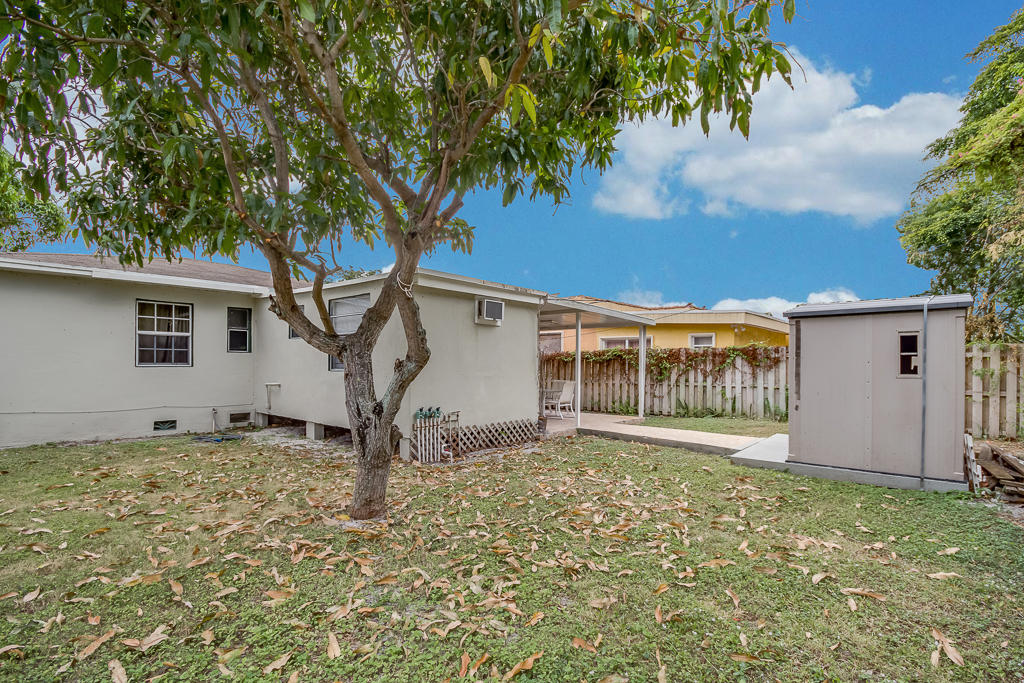 447 Conniston Road West Palm Beach, FL 33405 - Photo 4 of 26 447 Conniston Rd - West Palm Beach-4