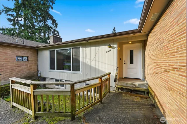$690,000 | 11805 3rd Avenue South, Seattle, WA 98168