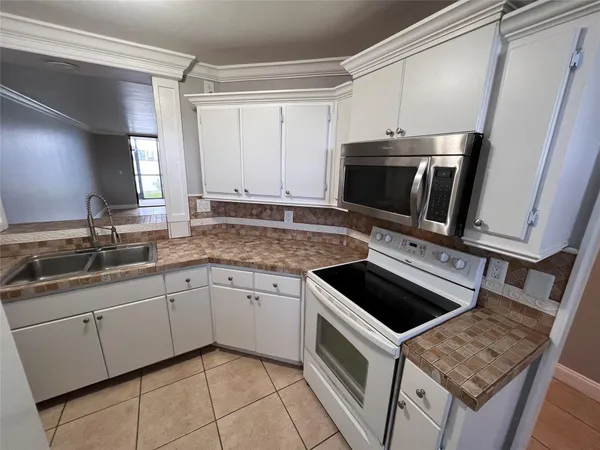 $2,050 | 118 Lake Emerald Drive, Unit 103, Oakland Park, FL 33309