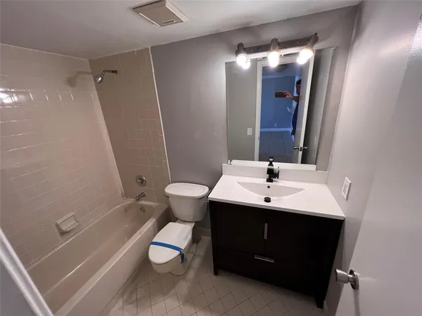 $2,050 | 118 Lake Emerald Drive, Unit 103, Oakland Park, FL 33309