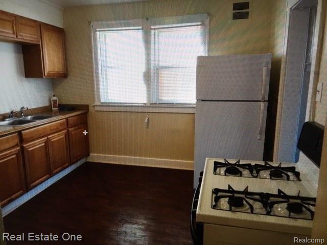 19164 Mapleview Street Detroit, MI 48205 - Photo 11 of 18 lower unit kitchen.jpg