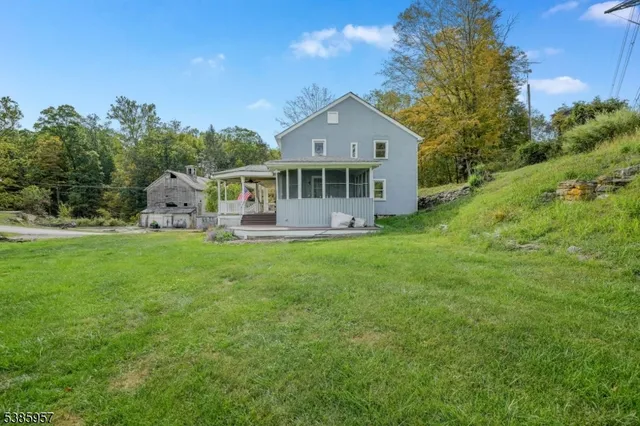 a view of a house with backyard and garden