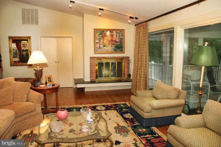 3001 Old Court Road Pikesville, MD 21208 - Photo 9 of 27 Living Room