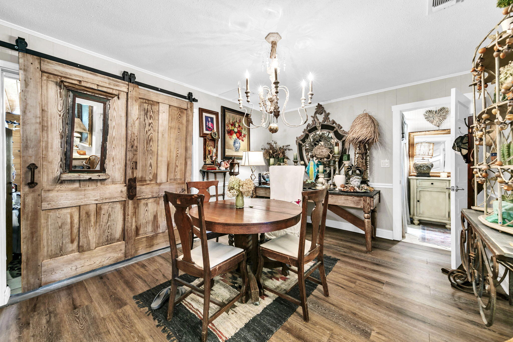 90 Jones Drive Freeport, FL 32439 - Photo 20 of 44 a view of a livingroom with furniture and a table