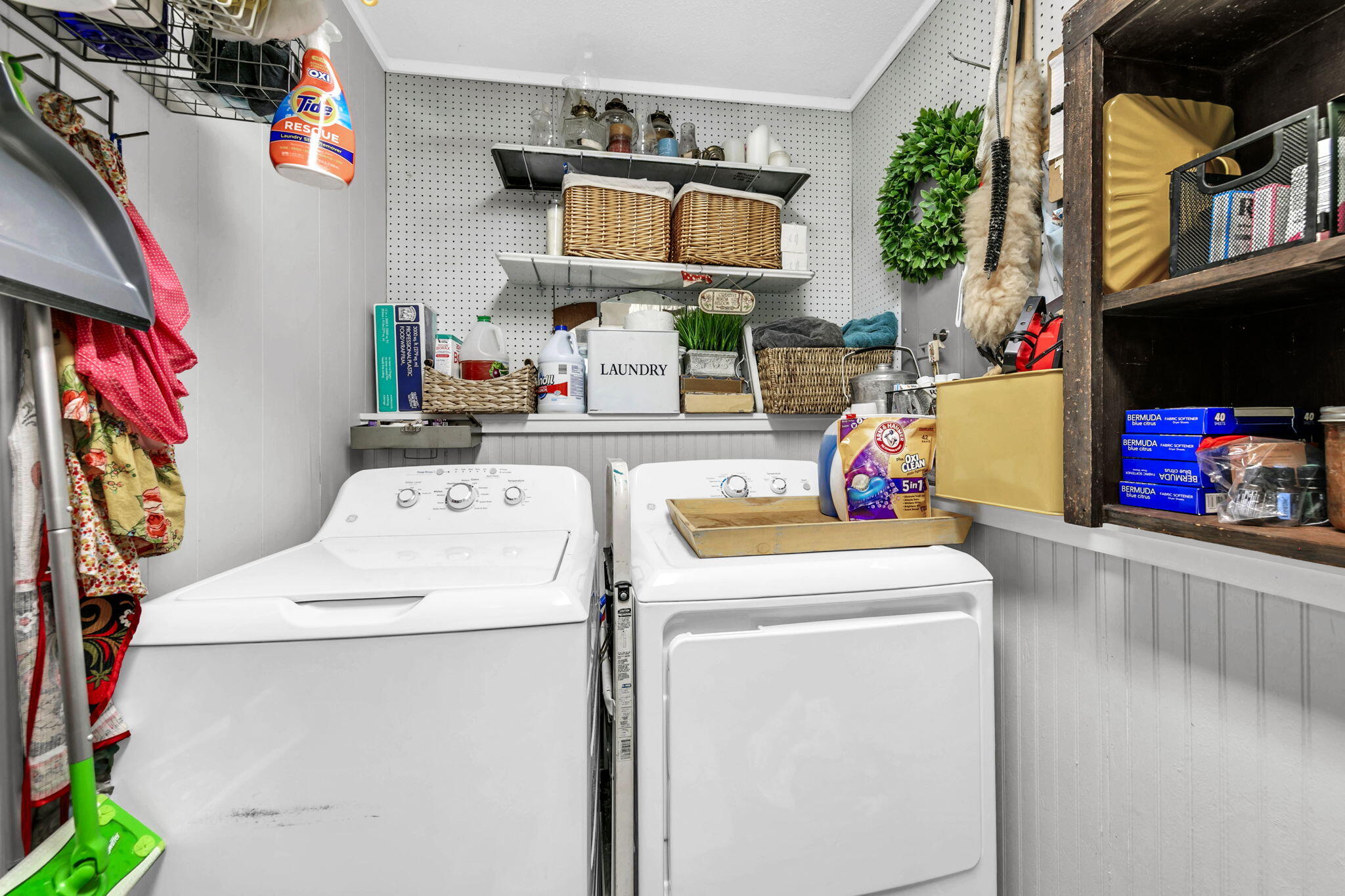 90 Jones Drive Freeport, FL 32439 - Photo 30 of 44 a utility room with dryer and washer