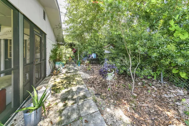 a view of backyard of the house