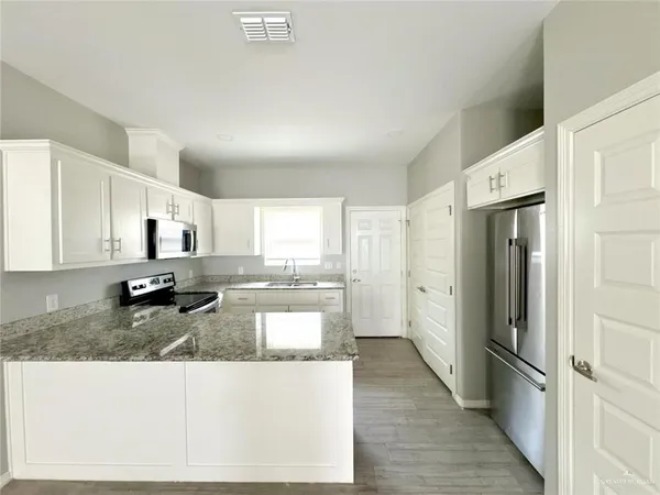a view of a big room with wooden floor closet and windows