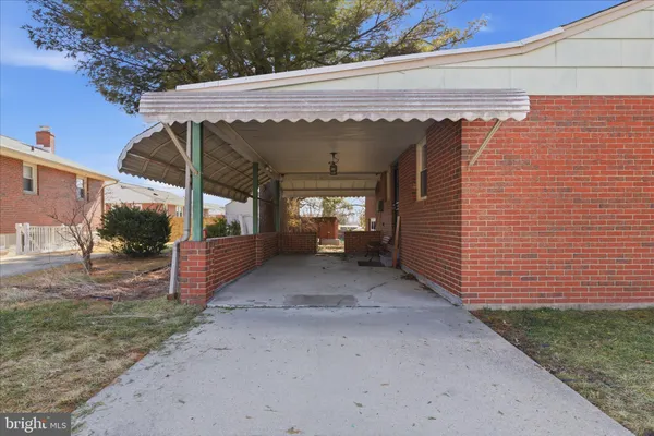 a view of a back yard of the house