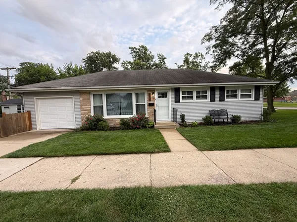 $2,950 | 321 North Fairview Avenue, Mount Prospect, IL 60056