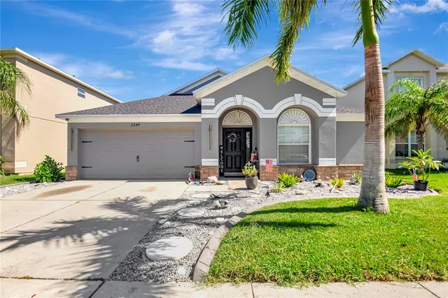 a view of a house with a backyard